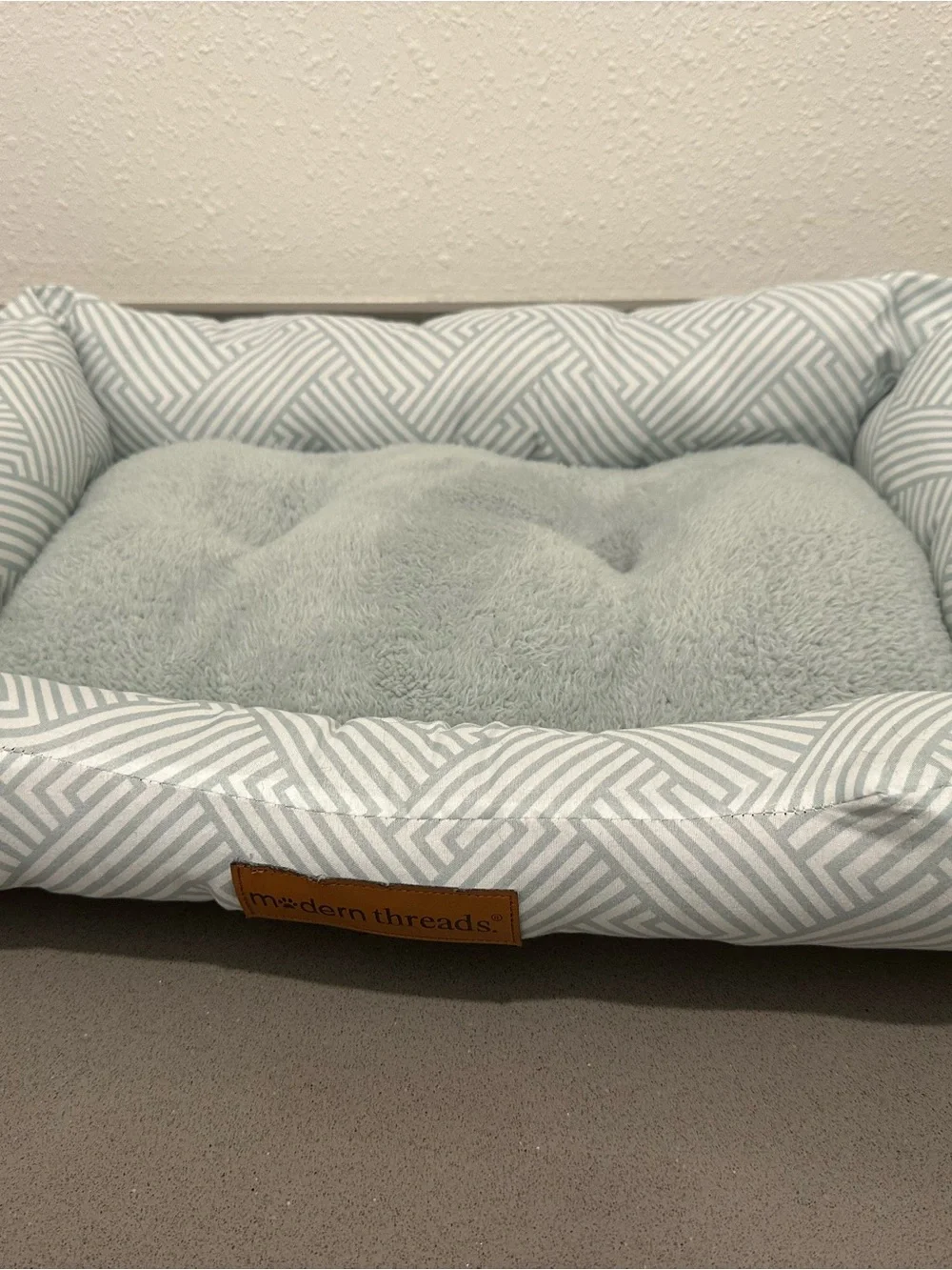 Modern Threads Light Gray/Blue Plush Pet Bed